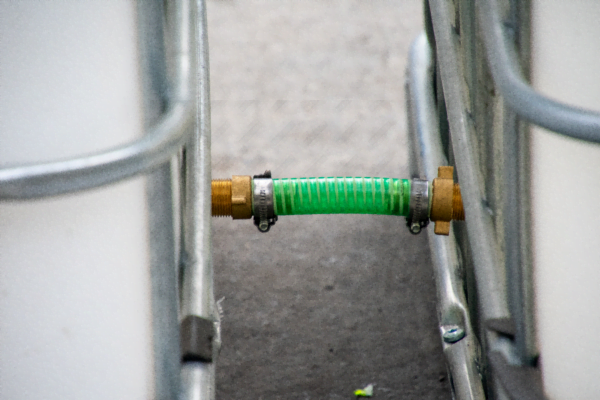 ibc-container-wit-1000L-gereinigd-palet-metaal-kunststof-detail-koppelkit07-1200x800-1.png