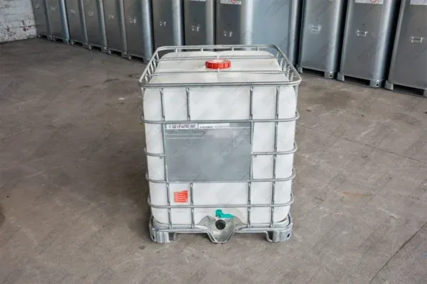 ibc-container-wit-1000L-gereinigd-pallet-metaal-detail-vooraanzicht.webp