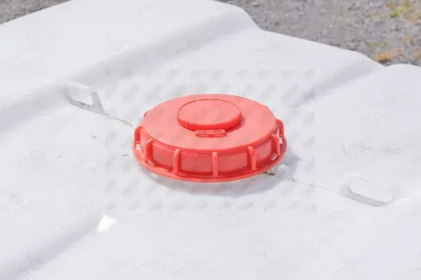 ibc-container-wit-1000L-ongereinigd-zonder-kooi-zonder-pallet-detail-vulopening.webp